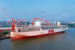 OOCL تدشن ثاني سفنها العملاقة العاملة بالميثانول المزدوج