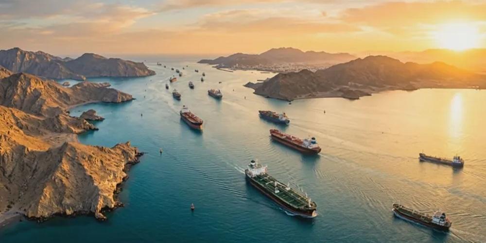 استهداف ناقلات نفط إيرانية قرب خرج وطهران تحذر موانئ الكويت والبحرين